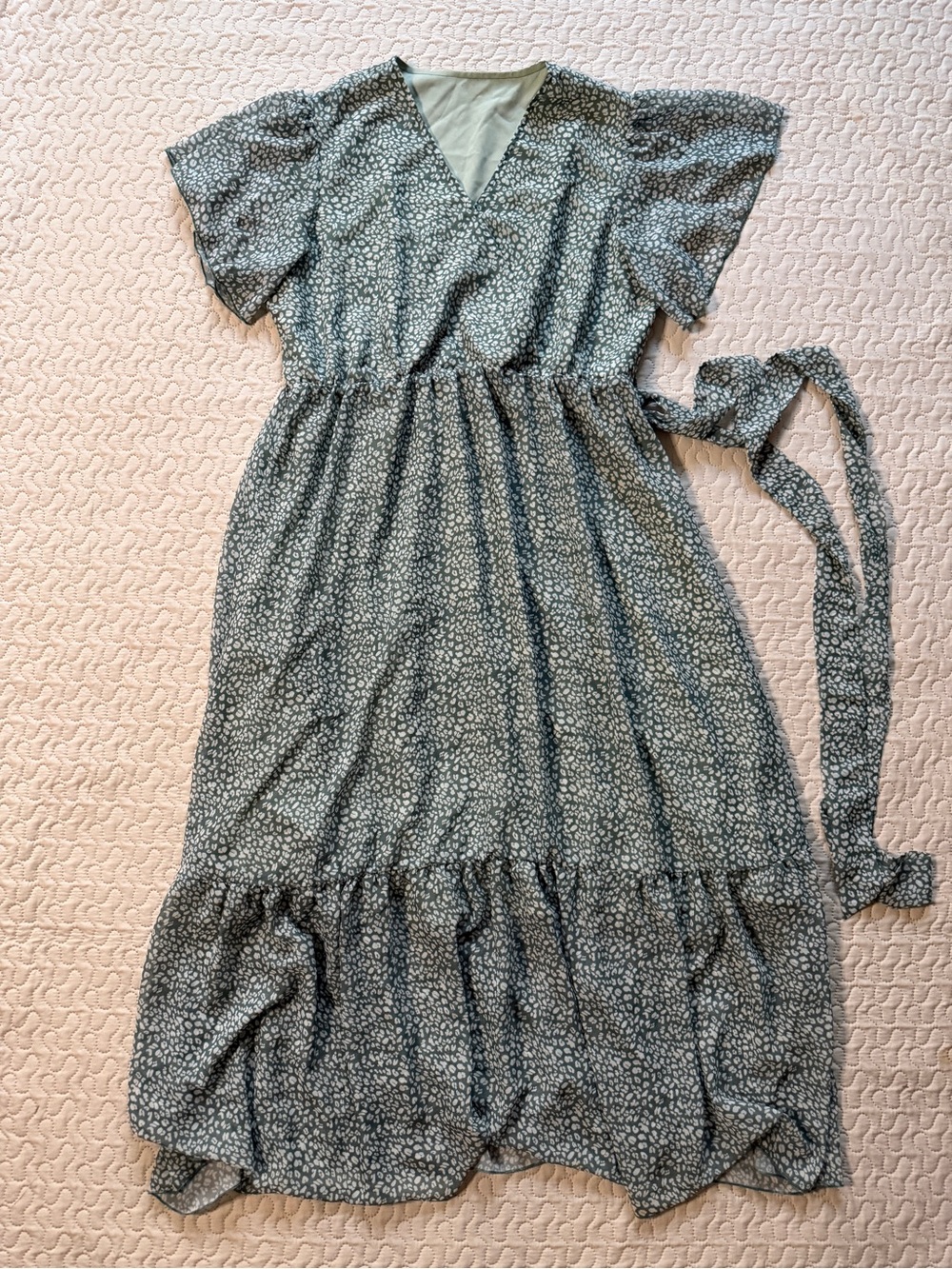 ( No Brand) Printed Tiered XL Midi Dress in Sage Green